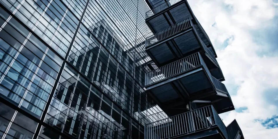Nowoczesna architektura ogrodowa: 10 zasad układu stref i ścieżek, które optycznie powiększają ogród—od projektu po dobór roślin i oświetlenie.